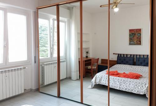 a bedroom with a glass door leading to a bed at Punto Base Milano, Como, Varese, Svizzera in Locate Varesino