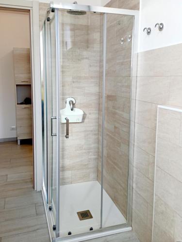 a shower with a glass door and a sink at Punto Base Milano, Como, Varese, Svizzera in Locate Varesino