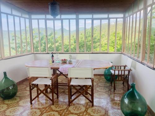 Artists' holiday home near Cinque Terre - 4 bedrooms, large terrace, great views : غرفة طعام مع طاولة وكراسي ونوافذ
