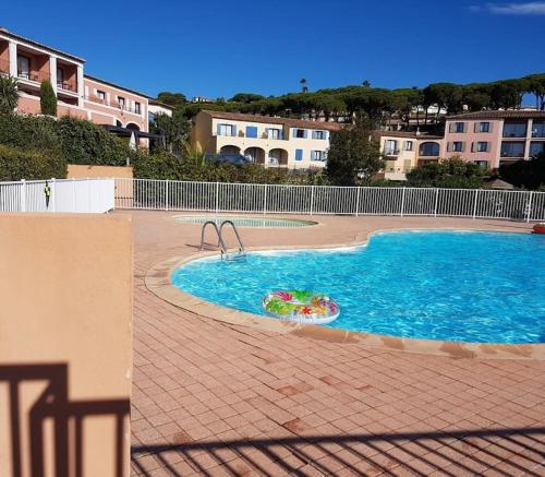 - une piscine avec un jouet dans l'eau dans l'établissement A 2 min des plages Clim parking, à Sainte-Maxime