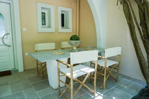 uma sala de jantar com mesa e cadeiras em Sani Pine em Sani Beach