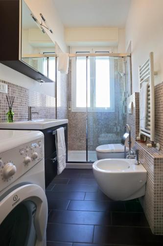 a bathroom with a sink and a toilet and a tub at Casa Vacanze Aurora Centro in Rimini