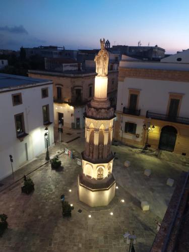 a large statue in the middle of a courtyard at L'HOTELPARTICULIER in Casarano