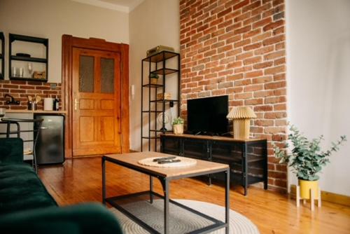 Televízia a/alebo spoločenská miestnosť v ubytovaní Apartamenty Rynek Staromiejski 24/2