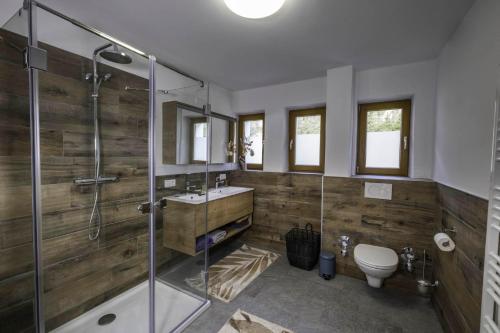 uma casa de banho com um chuveiro, um WC e um lavatório. em Haus Zak em Scharnitz