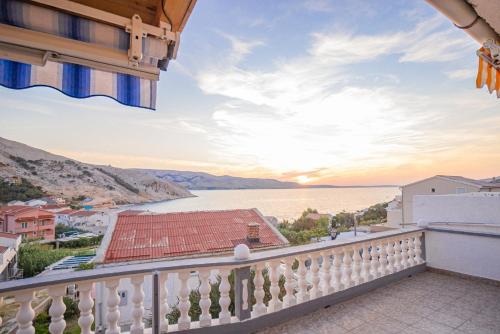 - un balcon avec vue sur l'eau dans l'établissement Apartment Coral, à Metajna