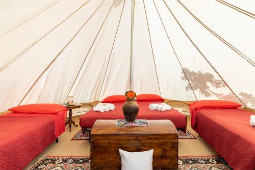 um quarto com duas camas numa tenda em Gole Alcantara mini Campeggio privato em Motta Camastra