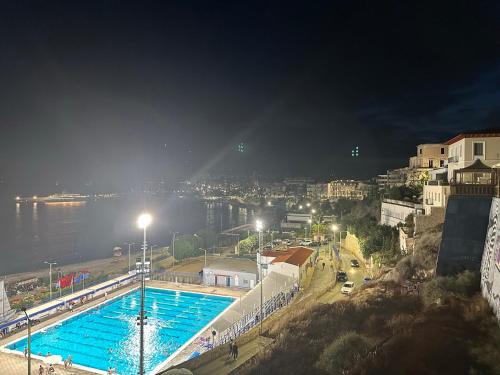 Bazén v ubytování Apartment Center Piraeus location Kastella Passalimani Port nebo v jeho okolí