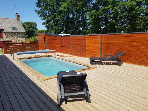 une terrasse avec une piscine et une chaise sur une terrasse dans l'établissement 