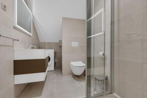 y baño con aseo, lavabo y ducha. en Brotis - Apartment with sea view en Promajna