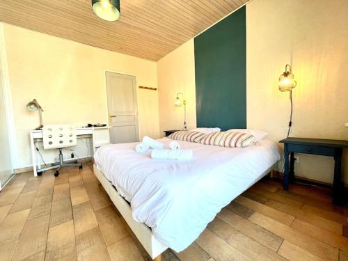 - une chambre avec 2 lits et un bureau dans l'établissement Villa Amandiers, à Andernos-les-Bains