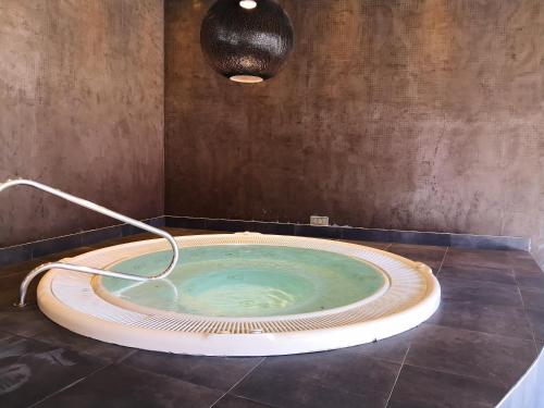 uma grande banheira com uma mangueira na casa de banho em Apartamento en Resort de lujo. Golf y Playa em La Antilla