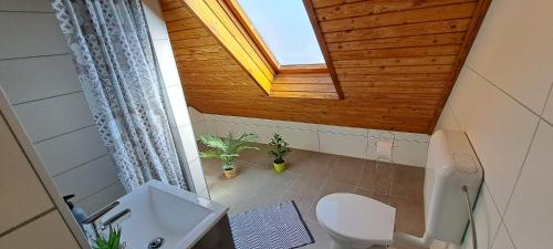 Koupelna v ubytování Babi Apartmanház