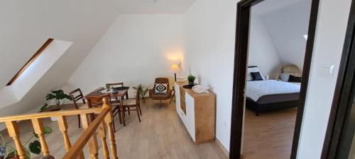 Postel nebo postele na pokoji v ubytování Babi Apartmanház