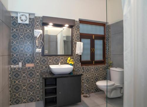 Un baño de Swaroop Vilas - Lake Facing Boutique Hotel