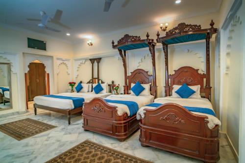 Cama o camas de una habitación en Swaroop Vilas - Lake Facing Boutique Hotel