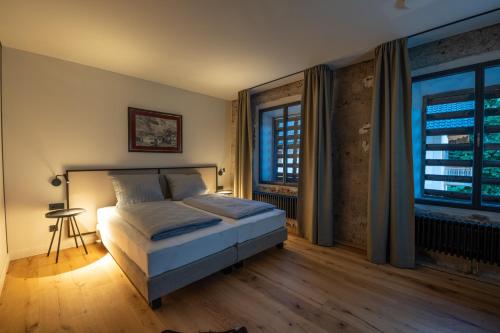 Letto o letti in una camera di LANDHOTEL ALTE ZOLLSTATION- Historical Building