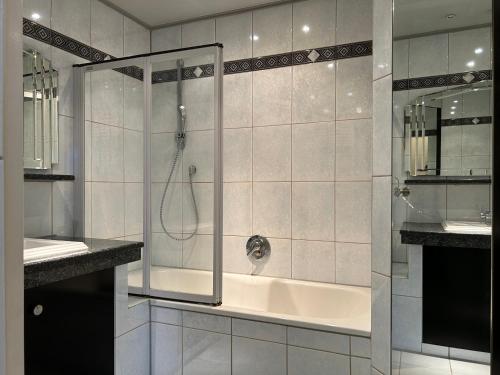 y baño con ducha y bañera. en Maisonettewohnung mit Terrasse und Homeoffice en Rodenbach