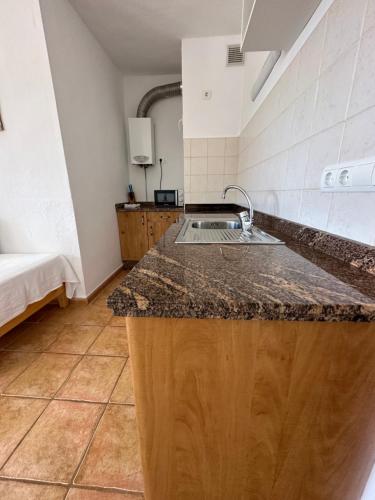 een keuken met een wastafel en een aanrecht bij AT Espalmador Formentera rustick in Es Pujols
