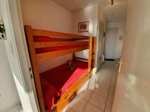- un couloir avec 2 lits superposés dans une chambre dans l'établissement Appartement T2/Cabine en RDC, 4 Couchages, Terrasse, Parking Privé, à 50m de l'Océan - St-Hilaire-de-Riez - FR-1-224C-50, à Saint-Hilaire-de-Riez