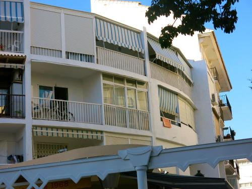 un gran edificio blanco con balcón en Oasis junto al mar en Torre del Mar