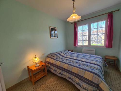 une chambre avec un lit et une fenêtre dans l'établissement Maison confort proche mer avec jardin, WiFi et équipements pratiques - FR-1-224C-144, à Saint-Hilaire-de-Riez