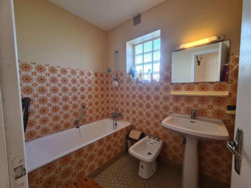 une salle de bain avec un lavabo, une baignoire et des toilettes dans l'établissement Maison confort proche mer avec jardin, WiFi et équipements pratiques - FR-1-224C-144, à Saint-Hilaire-de-Riez