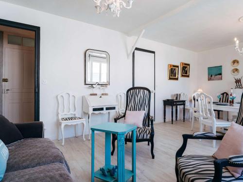un salon avec un canapé et une table dans l'établissement Carnac Plage - Superbe T2 rénové, 60m², Wifi, à 50m de la Grande Plage, 4 pers. - FR-1-477-41, à Carnac