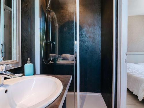 une salle de bain avec un lavabo et une douche dans l'établissement Carnac Plage - Superbe T2 rénové, 60m², Wifi, à 50m de la Grande Plage, 4 pers. - FR-1-477-41, à Carnac