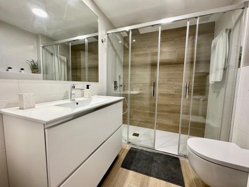 a bathroom with a shower and a sink and a toilet at Apartamento Rancho Suizo in Platja d'Aro
