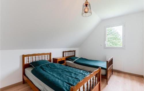 2 camas individuales en una habitación con ventana en Beautiful Home In Lyons-la-fort With House A Panoramic View, en Lyons-la-Forêt