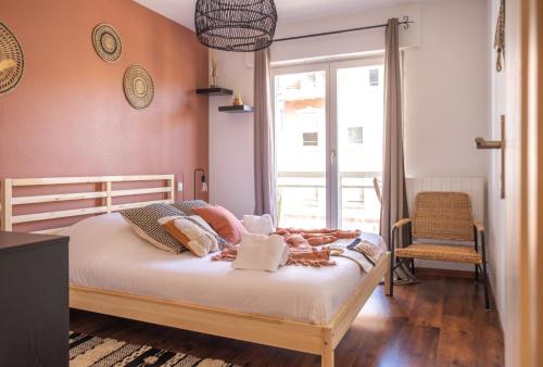 une chambre avec un lit et une fenêtre dans l'établissement L'îlot - Tout confort, à Strasbourg