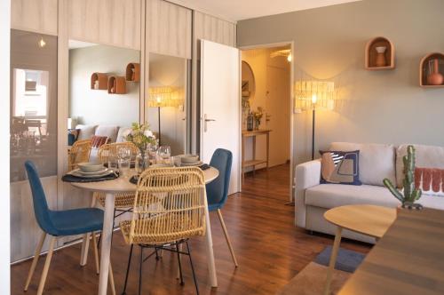 une salle à manger et un salon avec une table et des chaises dans l'établissement L'îlot - Tout confort, à Strasbourg