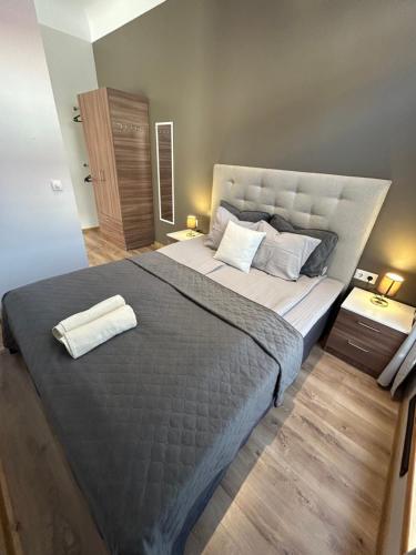 Postel nebo postele na pokoji v ubytování Jon´s 2 Apartments