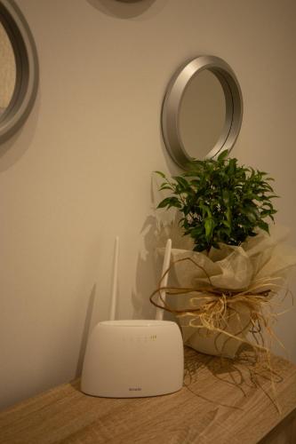 a white router sitting on a table with a plant at Panta Rei in Lamezia Terme