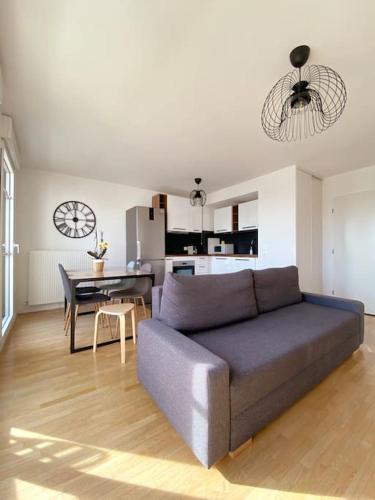 un salon avec un canapé et une table dans l'établissement Suite Riviera - Vue Disneyland, à Chessy