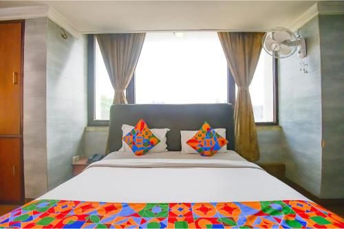 Giường trong phòng chung tại FabHotel Raj Darbar