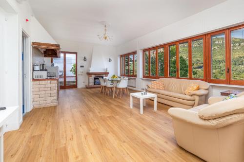 salon z kanapą i stołem w obiekcie Villa Cristina - De Vivo Realty Piano di Sorrento w mieście Piano di Sorrento