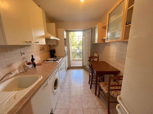 une cuisine avec un évier et une table à l'intérieur dans l'établissement Appt 3 pièces avec piscine proche centre ville, 4 couchages, Saint-Raphaël - FR-1-226A-144, à Saint-Raphaël