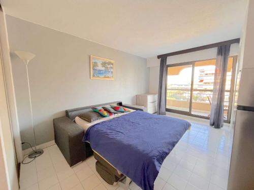 une chambre avec un lit et une grande fenêtre dans l'établissement Studio cabine à 200m de Port Fréjus, plage, commerces, terrasse, 4 couchages, ménage inclus - FR-1-226A-31, à Fréjus