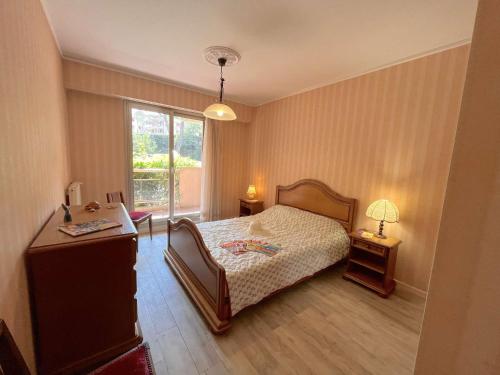 une chambre avec un lit et une fenêtre dans l'établissement Appt 3 pièces avec piscine proche centre ville, 4 couchages, Saint-Raphaël - FR-1-226A-144, à Saint-Raphaël