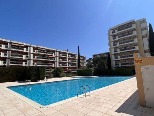 - une piscine en face de deux immeubles d'appartements dans l'établissement Appt 3 pièces avec piscine proche centre ville, 4 couchages, Saint-Raphaël - FR-1-226A-144, à Saint-Raphaël