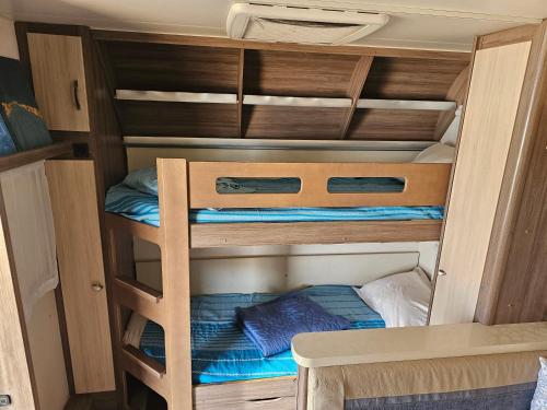- deux lits superposés dans une chambre dans l'établissement קרוואן באילת, à Eilat