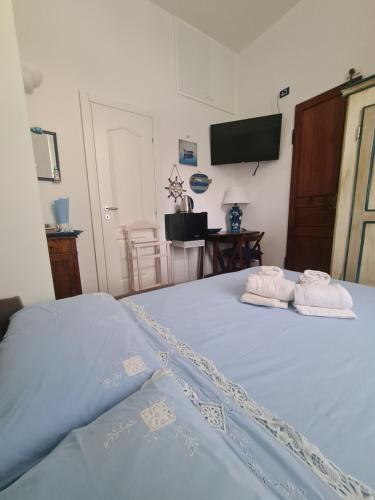 a bedroom with two white towels on a bed at Ginger by PortofinoVacanze in Rapallo