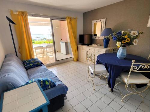 un salon avec un canapé et une table dans l'établissement T2 à 200m des plages et commerces avec piscine, tennis et parking privatif - FR-1-316-293, à Six-Fours-les-Plages