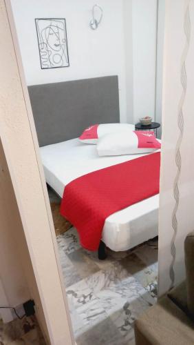 une chambre avec un lit avec une couverture rouge dans l'établissement Chez Bianca Les Coquelicots Les Lucioles, à Menton