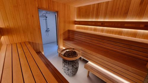 a inside of a sauna with a bucket in it at Peipsi Villad in Kuru