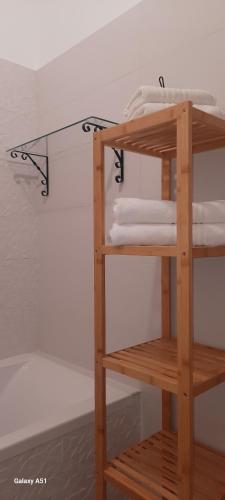 a towel rack with towels on a shelf at Csendes Bükk Kulcsosház in Izvoare