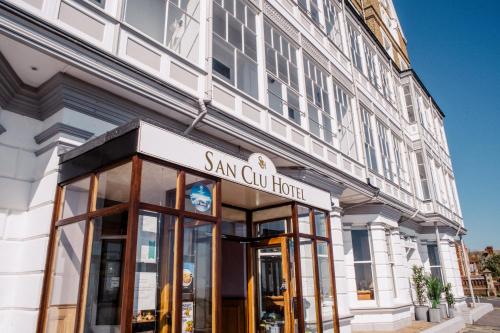 a building with a sign that reads san gui hotel at San Clu Hotel, Bar & Brasserie in Ramsgate