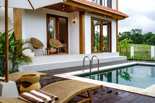 Swimmingpoolen hos eller tæt på Tembaga Villa by EVDEkimi Ubud